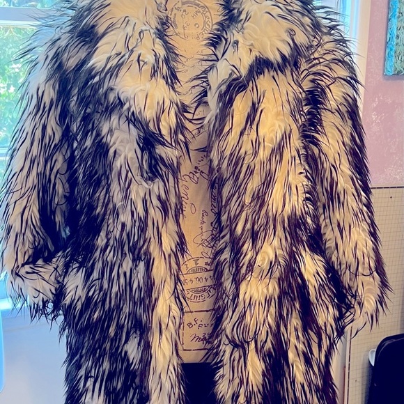 Luxurious Vintage Faux Fur Coat in Black and White - Picture 12 of 12